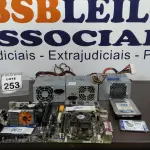 LOTE 253 - 03 FONTES PARA COMPUTADOR, 02 HDS E 02 PLACAS MÃE. (NO ESTADO) ATENÇÃO! FAZER A VISITAÇÃO ANTES DE ARREMATAR, NÃO SABEMOS SE FUNCIONA. LEILÃO NÃO TEM GARANTIA E NEM DEVOLUÇÃO, SUJEITO A POSSÍVEIS AVARIAS VISÍVEIS/OCULTAS E/OU AUSÊNCIA DE COMPONENTES.