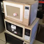 LOTE 169 - 03 MICRO-ONDAS DE MARCAS E MODELOS DIVERSOS PARA RETIRADA DE PEÇAS. (NO ESTADO) ATENÇÃO! FAZER A VISITAÇÃO ANTES DE ARREMATAR, NÃO SABEMOS SE FUNCIONA. LEILÃO NÃO TEM GARANTIA E NEM DEVOLUÇÃO, SUJEITO A POSSÍVEIS AVARIAS VISÍVEIS/OCULTAS E/OU AUSÊNCIA DE COMPONENTES.