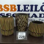 LOTE 229 - 03 VASOS DE MADEIRA ENTALHADA DECORATIVO DE TAMANHOS E FORMATOS VARIADOS. (NO ESTADO) ATENÇÃO! FAZER A VISITAÇÃO ANTES DE ARREMATAR, NÃO SABEMOS SE FUNCIONA. LEILÃO NÃO TEM GARANTIA E NEM DEVOLUÇÃO, SUJEITO A POSSÍVEIS AVARIAS VISÍVEIS/OCULTAS E/OU AUSÊNCIA DE COMPONENTES.