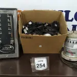 LOTE 254 - 01 MOTOR DE LIQUIDIFICADOR INDUSTRIAL, 01 CAFETEIRA INDUSTRIAL E PERIFÉRICOS DIVERSOS. (NO ESTADO) ATENÇÃO! FAZER A VISITAÇÃO ANTES DE ARREMATAR, NÃO SABEMOS SE FUNCIONA. LEILÃO NÃO TEM GARANTIA E NEM DEVOLUÇÃO, SUJEITO A POSSÍVEIS AVARIAS VISÍVEIS/OCULTAS E/OU AUSÊNCIA DE COMPONENTES.