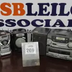 LOTE 269 - 01 TOCA FITA MARCA LENOXX E 01 RADIO GRAVADOR MARCA AIWA. (NO ESTADO) ATENÇÃO! FAZER A VISITAÇÃO ANTES DE ARREMATAR, NÃO SABEMOS SE FUNCIONA. LEILÃO NÃO TEM GARANTIA E NEM DEVOLUÇÃO, SUJEITO A POSSÍVEIS AVARIAS VISÍVEIS/OCULTAS E/OU AUSÊNCIA DE COMPONENTES.