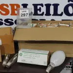 LOTE 297 - 10 LÂMPADAS VAPOR DE MERCÚRIO 400W E VÁRIAS LÂMPADAS FLUORESCENTE COMPACTA 26W. (NO ESTADO) ATENÇÃO! FAZER A VISITAÇÃO ANTES DE ARREMATAR, NÃO SABEMOS SE FUNCIONA. LEILÃO NÃO TEM GARANTIA E NEM DEVOLUÇÃO, SUJEITO A POSSÍVEIS AVARIAS VISÍVEIS/OCULTAS E/OU AUSÊNCIA DE COMPONENTES.