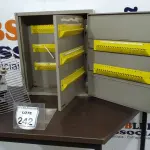 LOTE 242 - 01 QUADRO ELÉTRICO E 01 ANTENA VIA A RÁDIO.  (NO ESTADO) ATENÇÃO! FAZER A VISITAÇÃO ANTES DE ARREMATAR, NÃO SABEMOS SE FUNCIONA. LEILÃO NÃO TEM GARANTIA E NEM DEVOLUÇÃO, SUJEITO A POSSÍVEIS AVARIAS VISÍVEIS/OCULTAS E/OU AUSÊNCIA DE COMPONENTES.