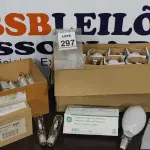 LOTE 297 - 10 LÂMPADAS VAPOR DE MERCÚRIO 400W E VÁRIAS LÂMPADAS FLUORESCENTE COMPACTA 26W. (NO ESTADO) ATENÇÃO! FAZER A VISITAÇÃO ANTES DE ARREMATAR, NÃO SABEMOS SE FUNCIONA. LEILÃO NÃO TEM GARANTIA E NEM DEVOLUÇÃO, SUJEITO A POSSÍVEIS AVARIAS VISÍVEIS/OCULTAS E/OU AUSÊNCIA DE COMPONENTES.