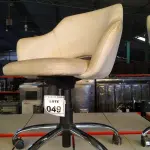 LOTE 049 - 01 POLTRONA GIRATÓRIA COM RODINHAS BASE CROMADA NA COR BRANCA. (NO ESTADO) ATENÇÃO! FAZER A VISITAÇÃO ANTES DE ARREMATAR, NÃO SABEMOS SE FUNCIONA, LEILÃO NÃO TEM GARANTIA E NEM DEVOLUÇÃO, SUJEITO A POSSÍVEIS AVARIAS VISÍVEIS/OCULTAS E/OU AUSÊNCIA DE COMPONENTES.