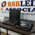 LOTE 236 - 02 NOTEBOOKS PARA RETIRADA DE PEÇAS.  (NO ESTADO) ATENÇÃO! FAZER A VISITAÇÃO ANTES DE ARREMATAR, NÃO SABEMOS SE FUNCIONA. LEILÃO NÃO TEM GARANTIA E NEM DEVOLUÇÃO, SUJEITO A POSSÍVEIS AVARIAS VISÍVEIS/OCULTAS E/OU AUSÊNCIA DE COMPONENTES.
