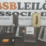 LOTE 091 - 05 DESEMPENADEIRAS DENTADAS EM INOX, 04 DESEMPENADEIRAS ESTRIADAS EM PLÁSTICO, 02 DESEMPENADEIRAS LISA EM AÇO E 01 DESEMPENADEIRA DE MADEIRA. (NO ESTADO) ATENÇÃO! FAZER A VISITAÇÃO ANTES DE ARREMATAR, NÃO SABEMOS SE FUNCIONA. LEILÃO NÃO TEM GARANTIA E NEM DEVOLUÇÃO, SUJEITO A POSSÍVEIS AVARIAS VISÍVEIS/OCULTAS E/OU AUSÊNCIA DE COMPONENTES.
