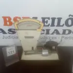 LOTE 121 - 01 BALANÇA ANTIGA. (NO ESTADO) ATENÇÃO! FAZER A VISITAÇÃO ANTES DE ARREMATAR, NÃO SABEMOS SE FUNCIONA. LEILÃO NÃO TEM GARANTIA E NEM DEVOLUÇÃO, SUJEITO A POSSÍVEIS AVARIAS VISÍVEIS/OCULTAS E/OU AUSÊNCIA DE COMPONENTES.