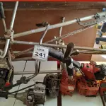 LOTE 241 - 01 LOTE COM VÁRIOS MOTORES E CHASSI DE ROÇADEIRAS. (NO ESTADO) ATENÇÃO! FAZER A VISITAÇÃO ANTES DE ARREMATAR, NÃO SABEMOS SE FUNCIONA. LEILÃO NÃO TEM GARANTIA E NEM DEVOLUÇÃO, SUJEITO A POSSÍVEIS AVARIAS VISÍVEIS/OCULTAS E/OU AUSÊNCIA DE COMPONENTES.