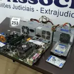 LOTE 253 - 03 FONTES PARA COMPUTADOR, 02 HDS E 02 PLACAS MÃE. (NO ESTADO) ATENÇÃO! FAZER A VISITAÇÃO ANTES DE ARREMATAR, NÃO SABEMOS SE FUNCIONA. LEILÃO NÃO TEM GARANTIA E NEM DEVOLUÇÃO, SUJEITO A POSSÍVEIS AVARIAS VISÍVEIS/OCULTAS E/OU AUSÊNCIA DE COMPONENTES.