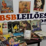 LOTE 251 - 01 LOTE COM VÁRIOS DISCOS DE VINIL. (NO ESTADO) ATENÇÃO! FAZER A VISITAÇÃO ANTES DE ARREMATAR, NÃO SABEMOS SE FUNCIONA. LEILÃO NÃO TEM GARANTIA E NEM DEVOLUÇÃO, SUJEITO A POSSÍVEIS AVARIAS VISÍVEIS/OCULTAS E/OU AUSÊNCIA DE COMPONENTES.