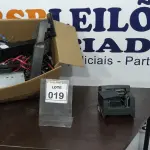 LOTE 019 - 01 LOTE COM DIVERSOS SUPORTES PARA MONITORES CABOS E PERIFÉRICOS DIVERSOS. (NO ESTADO) ATENÇÃO! FAZER A VISITAÇÃO ANTES DE ARREMATAR, NÃO SABEMOS SE FUNCIONA. LEILÃO NÃO TEM GARANTIA E NEM DEVOLUÇÃO, SUJEITO A POSSÍVEIS AVARIAS VISÍVEIS/OCULTAS E/OU AUSÊNCIA DE COMPONENTES.
