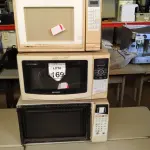 LOTE 169 - 03 MICRO-ONDAS DE MARCAS E MODELOS DIVERSOS PARA RETIRADA DE PEÇAS. (NO ESTADO) ATENÇÃO! FAZER A VISITAÇÃO ANTES DE ARREMATAR, NÃO SABEMOS SE FUNCIONA. LEILÃO NÃO TEM GARANTIA E NEM DEVOLUÇÃO, SUJEITO A POSSÍVEIS AVARIAS VISÍVEIS/OCULTAS E/OU AUSÊNCIA DE COMPONENTES.