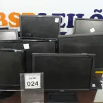 LOTE 024 - 09 MONITORES DE MARCAS E MODELOS DIVERSOS. (NO ESTADO) ATENÇÃO! FAZER A VISITAÇÃO ANTES DE ARREMATAR, NÃO SABEMOS SE FUNCIONA. LEILÃO NÃO TEM GARANTIA E NEM DEVOLUÇÃO, SUJEITO A POSSÍVEIS AVARIAS VISÍVEIS/OCULTAS E/OU AUSÊNCIA DE COMPONENTES.