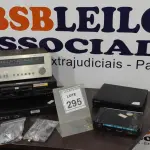 LOTE 295 - 02 RECEPTORES DE TV COM CONTROLE, 01 RECEIVER SR-130 MARCA CCE, 01 APARELHO DE DVD DV-344 MARCA PIONEER E 01 CONTROLADOR SAN 6500N MARCA ATTO. (NO ESTADO) ATENÇÃO! FAZER A VISITAÇÃO ANTES DE ARREMATAR, NÃO SABEMOS SE FUNCIONA. LEILÃO NÃO TEM GARANTIA E NEM DEVOLUÇÃO, SUJEITO A POSSÍVEIS AVARIAS VISÍVEIS/OCULTAS E/OU AUSÊNCIA DE COMPONENTES.