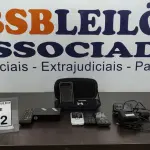 LOTE 232 - 01 APPLE IPOD, 01 CAIXA DE SOM PARA IPOD COM FONTE, 03 CELULARES E 01 CONVERSOR PARA TV DIGITAL. (NO ESTADO) ATENÇÃO! FAZER A VISITAÇÃO ANTES DE ARREMATAR, NÃO SABEMOS SE FUNCIONA. LEILÃO NÃO TEM GARANTIA E NEM DEVOLUÇÃO, SUJEITO A POSSÍVEIS AVARIAS VISÍVEIS/OCULTAS E/OU AUSÊNCIA DE COMPONENTES.