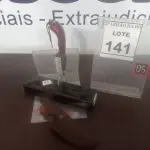 LOTE 141 - 01 FACA IMPORTADA AÇO INOXIDÁVEL, CABO EM MADEIRA FULL TANG, BAINHA DE NAPA TAMANHO TOTAL 20CM E PESO DE 180G JÁ AFIADA. (NO ESTADO) ATENÇÃO! FAZER A VISITAÇÃO ANTES DE ARREMATAR, NÃO SABEMOS SE FUNCIONA. LEILÃO NÃO TEM GARANTIA E NEM DEVOLUÇÃO, SUJEITO A POSSÍVEIS AVARIAS VISÍVEIS/OCULTAS E/OU AUSÊNCIA DE COMPONENTES.