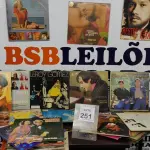 LOTE 251 - 01 LOTE COM VÁRIOS DISCOS DE VINIL. (NO ESTADO) ATENÇÃO! FAZER A VISITAÇÃO ANTES DE ARREMATAR, NÃO SABEMOS SE FUNCIONA. LEILÃO NÃO TEM GARANTIA E NEM DEVOLUÇÃO, SUJEITO A POSSÍVEIS AVARIAS VISÍVEIS/OCULTAS E/OU AUSÊNCIA DE COMPONENTES.