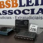LOTE 226 - 01 MESA DE SOM MARCA STANER, 01 CROSSOVER STETSOM STX84 E 01 RADIO RELÓGIO DIGITAL MARCA TOSHIBA. (NO ESTADO) ATENÇÃO! FAZER A VISITAÇÃO ANTES DE ARREMATAR, NÃO SABEMOS SE FUNCIONA. LEILÃO NÃO TEM GARANTIA E NEM DEVOLUÇÃO, SUJEITO A POSSÍVEIS AVARIAS VISÍVEIS/OCULTAS E/OU AUSÊNCIA DE COMPONENTES.