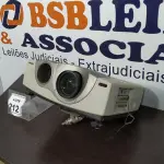 LOTE 212 - 01 PROJETOR VPL-VW10HT MARCA SONY. (NO ESTADO) ATENÇÃO! FAZER A VISITAÇÃO ANTES DE ARREMATAR, NÃO SABEMOS SE FUNCIONA. LEILÃO NÃO TEM GARANTIA E NEM DEVOLUÇÃO, SUJEITO A POSSÍVEIS AVARIAS VISÍVEIS/OCULTAS E/OU AUSÊNCIA DE COMPONENTES.