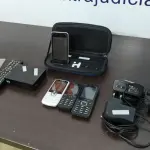 LOTE 232 - 01 APPLE IPOD, 01 CAIXA DE SOM PARA IPOD COM FONTE, 03 CELULARES E 01 CONVERSOR PARA TV DIGITAL. (NO ESTADO) ATENÇÃO! FAZER A VISITAÇÃO ANTES DE ARREMATAR, NÃO SABEMOS SE FUNCIONA. LEILÃO NÃO TEM GARANTIA E NEM DEVOLUÇÃO, SUJEITO A POSSÍVEIS AVARIAS VISÍVEIS/OCULTAS E/OU AUSÊNCIA DE COMPONENTES.