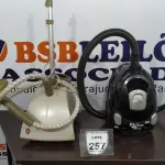 LOTE 257 - 01 ASPIRADOR DE PÓ MARCA PHILCO E 01 VAPORIZADOR DE ROUPAS. (NO ESTADO) ATENÇÃO! FAZER A VISITAÇÃO ANTES DE ARREMATAR, NÃO SABEMOS SE FUNCIONA, LEILÃO NÃO TEM GARANTIA E NEM DEVOLUÇÃO, SUJEITO A POSSÍVEIS AVARIAS VISÍVEIS/OCULTAS E/OU AUSÊNCIA DE COMPONENTES.