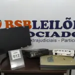 LOTE 012 - 02 PROJETORES, 01 SCANNER DE MESA E 01 MONITOR MARCA LG. (NO ESTADO) ATENÇÃO! FAZER A VISITAÇÃO ANTES DE ARREMATAR, NÃO SABEMOS SE FUNCIONA. LEILÃO NÃO TEM GARANTIA E NEM DEVOLUÇÃO, SUJEITO A POSSÍVEIS AVARIAS VISÍVEIS/OCULTAS E/OU AUSÊNCIA DE COMPONENTES.