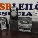 LOTE 269 - 01 TOCA FITA MARCA LENOXX E 01 RADIO GRAVADOR MARCA AIWA. (NO ESTADO) ATENÇÃO! FAZER A VISITAÇÃO ANTES DE ARREMATAR, NÃO SABEMOS SE FUNCIONA. LEILÃO NÃO TEM GARANTIA E NEM DEVOLUÇÃO, SUJEITO A POSSÍVEIS AVARIAS VISÍVEIS/OCULTAS E/OU AUSÊNCIA DE COMPONENTES.