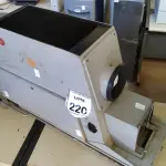 LOTE 220 - 01 PROJETOR DE MICROFILME ANTIGO ARCA LEITZ WETZLAR. (NO ESTADO) ATENÇÃO! FAZER A VISITAÇÃO ANTES DE ARREMATAR, NÃO SABEMOS SE FUNCIONA. LEILÃO NÃO TEM GARANTIA E NEM DEVOLUÇÃO, SUJEITO A POSSÍVEIS AVARIAS VISÍVEIS/OCULTAS E/OU AUSÊNCIA DE COMPONENTES.