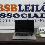 LOTE 228 - 01 MACBOOK PRO COM CARREGADOR. (NO ESTADO) ATENÇÃO! FAZER A VISITAÇÃO ANTES DE ARREMATAR, NÃO SABEMOS SE FUNCIONA. LEILÃO NÃO TEM GARANTIA E NEM DEVOLUÇÃO, SUJEITO A POSSÍVEIS AVARIAS VISÍVEIS/OCULTAS E/OU AUSÊNCIA DE COMPONENTES.