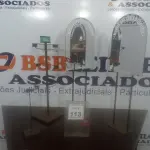 LOTE 113 - 02 ESPELHOS E 01 MOSTRUÁRIO. (NO ESTADO) ATENÇÃO! FAZER A VISITAÇÃO ANTES DE ARREMATAR, NÃO SABEMOS SE FUNCIONA. LEILÃO NÃO TEM GARANTIA E NEM DEVOLUÇÃO, SUJEITO A POSSÍVEIS AVARIAS VISÍVEIS/OCULTAS E/OU AUSÊNCIA DE COMPONENTES.