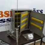 LOTE 242 - 01 QUADRO ELÉTRICO E 01 ANTENA VIA A RÁDIO.  (NO ESTADO) ATENÇÃO! FAZER A VISITAÇÃO ANTES DE ARREMATAR, NÃO SABEMOS SE FUNCIONA. LEILÃO NÃO TEM GARANTIA E NEM DEVOLUÇÃO, SUJEITO A POSSÍVEIS AVARIAS VISÍVEIS/OCULTAS E/OU AUSÊNCIA DE COMPONENTES.