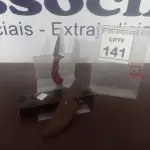 LOTE 141 - 01 FACA IMPORTADA AÇO INOXIDÁVEL, CABO EM MADEIRA FULL TANG, BAINHA DE NAPA TAMANHO TOTAL 20CM E PESO DE 180G JÁ AFIADA. (NO ESTADO) ATENÇÃO! FAZER A VISITAÇÃO ANTES DE ARREMATAR, NÃO SABEMOS SE FUNCIONA. LEILÃO NÃO TEM GARANTIA E NEM DEVOLUÇÃO, SUJEITO A POSSÍVEIS AVARIAS VISÍVEIS/OCULTAS E/OU AUSÊNCIA DE COMPONENTES.