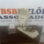 LOTE 121 - 01 BALANÇA ANTIGA. (NO ESTADO) ATENÇÃO! FAZER A VISITAÇÃO ANTES DE ARREMATAR, NÃO SABEMOS SE FUNCIONA. LEILÃO NÃO TEM GARANTIA E NEM DEVOLUÇÃO, SUJEITO A POSSÍVEIS AVARIAS VISÍVEIS/OCULTAS E/OU AUSÊNCIA DE COMPONENTES.