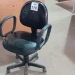 LOTE 173 - 01 CADEIRA GIRATÓRIA PARA ESCRITÓRIO. (NO ESTADO) ATENÇÃO! FAZER A VISITAÇÃO ANTES DE ARREMATAR, NÃO SABEMOS SE FUNCIONA. LEILÃO NÃO TEM GARANTIA E NEM DEVOLUÇÃO, SUJEITO A POSSÍVEIS AVARIAS VISÍVEIS/OCULTAS E/OU AUSÊNCIA DE COMPONENTES.