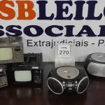 LOTE 270 - 03 TV E RADIO PORTÁTIL 5’’ MARCA DELUXE E 02 RÁDIOS MICRO SYSTEM. (NO ESTADO) ATENÇÃO! FAZER A VISITAÇÃO ANTES DE ARREMATAR, NÃO SABEMOS SE FUNCIONA. LEILÃO NÃO TEM GARANTIA E NEM DEVOLUÇÃO, SUJEITO A POSSÍVEIS AVARIAS VISÍVEIS/OCULTAS E/OU AUSÊNCIA DE COMPONENTES.