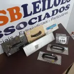 LOTE 159 - 03 DESEMPENADEIRAS DENTADAS DE TAMANHOS DIVERSOS, 02 DESEMPENADEIRAS PLÁSTICAS E 01 DESEMPENADEIRA DE MADEIRA. (NO ESTADO) ATENÇÃO! FAZER A VISITAÇÃO ANTES DE ARREMATAR, NÃO SABEMOS SE FUNCIONA. LEILÃO NÃO TEM GARANTIA E NEM DEVOLUÇÃO, SUJEITO A POSSÍVEIS AVARIAS VISÍVEIS/OCULTAS E/OU AUSÊNCIA DE COMPONENTES.