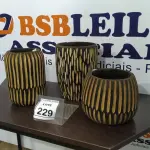 LOTE 229 - 03 VASOS DE MADEIRA ENTALHADA DECORATIVO DE TAMANHOS E FORMATOS VARIADOS. (NO ESTADO) ATENÇÃO! FAZER A VISITAÇÃO ANTES DE ARREMATAR, NÃO SABEMOS SE FUNCIONA. LEILÃO NÃO TEM GARANTIA E NEM DEVOLUÇÃO, SUJEITO A POSSÍVEIS AVARIAS VISÍVEIS/OCULTAS E/OU AUSÊNCIA DE COMPONENTES.