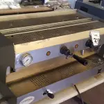 LOTE 216 - 01 MÁQUINA DE CAFÉ EXPRESSO INDUSTRIAL. (NO ESTADO) ATENÇÃO! FAZER A VISITAÇÃO ANTES DE ARREMATAR, NÃO SABEMOS SE FUNCIONA. LEILÃO NÃO TEM GARANTIA E NEM DEVOLUÇÃO, SUJEITO A POSSÍVEIS AVARIAS VISÍVEIS/OCULTAS E/OU AUSÊNCIA DE COMPONENTES.