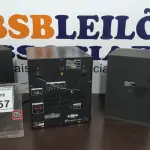 LOTE 057 - 01 APARELHO DE SOM COM 02 CAIXAS MARCA SONY. (NO ESTADO) ATENÇÃO! FAZER A VISITAÇÃO ANTES DE ARREMATAR, NÃO SABEMOS SE FUNCIONA. LEILÃO NÃO TEM GARANTIA E NEM DEVOLUÇÃO, SUJEITO A POSSÍVEIS AVARIAS VISÍVEIS/OCULTAS E/OU AUSÊNCIA DE COMPONENTES.
