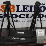 LOTE 235 - 02 TRIPÉS PARA CÂMERA FOTOGRÁFICA MARCA TOMATE. (NO ESTADO) ATENÇÃO! FAZER A VISITAÇÃO ANTES DE ARREMATAR, NÃO SABEMOS SE FUNCIONA. LEILÃO NÃO TEM GARANTIA E NEM DEVOLUÇÃO, SUJEITO A POSSÍVEIS AVARIAS VISÍVEIS/OCULTAS E/OU AUSÊNCIA DE COMPONENTES.
