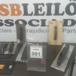 LOTE 091 - 05 DESEMPENADEIRAS DENTADAS EM INOX, 04 DESEMPENADEIRAS ESTRIADAS EM PLÁSTICO, 02 DESEMPENADEIRAS LISA EM AÇO E 01 DESEMPENADEIRA DE MADEIRA. (NO ESTADO) ATENÇÃO! FAZER A VISITAÇÃO ANTES DE ARREMATAR, NÃO SABEMOS SE FUNCIONA. LEILÃO NÃO TEM GARANTIA E NEM DEVOLUÇÃO, SUJEITO A POSSÍVEIS AVARIAS VISÍVEIS/OCULTAS E/OU AUSÊNCIA DE COMPONENTES.
