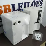 LOTE 177 - 02 PURIFICADORES DE ÁGUA. (NO ESTADO) ATENÇÃO! FAZER A VISITAÇÃO ANTES DE ARREMATAR, NÃO SABEMOS SE FUNCIONA. LEILÃO NÃO TEM GARANTIA E NEM DEVOLUÇÃO, SUJEITO A POSSÍVEIS AVARIAS VISÍVEIS/OCULTAS E/OU AUSÊNCIA DE COMPONENTES.