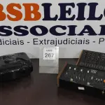 LOTE 267 - 01 PROJETOR MARCA OPTOMA 01 MESA DE SOM CMX04 MARCA LIVESON E 01 MIXER DE ÁUDIO DM-200 MARCA CHORUS. (NO ESTADO) ATENÇÃO! FAZER A VISITAÇÃO ANTES DE ARREMATAR, NÃO SABEMOS SE FUNCIONA. LEILÃO NÃO TEM GARANTIA E NEM DEVOLUÇÃO, SUJEITO A POSSÍVEIS AVARIAS VISÍVEIS/OCULTAS E/OU AUSÊNCIA DE COMPONENTES.