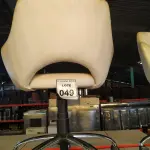 LOTE 049 - 01 POLTRONA GIRATÓRIA COM RODINHAS BASE CROMADA NA COR BRANCA. (NO ESTADO) ATENÇÃO! FAZER A VISITAÇÃO ANTES DE ARREMATAR, NÃO SABEMOS SE FUNCIONA, LEILÃO NÃO TEM GARANTIA E NEM DEVOLUÇÃO, SUJEITO A POSSÍVEIS AVARIAS VISÍVEIS/OCULTAS E/OU AUSÊNCIA DE COMPONENTES.