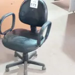 LOTE 173 - 01 CADEIRA GIRATÓRIA PARA ESCRITÓRIO. (NO ESTADO) ATENÇÃO! FAZER A VISITAÇÃO ANTES DE ARREMATAR, NÃO SABEMOS SE FUNCIONA. LEILÃO NÃO TEM GARANTIA E NEM DEVOLUÇÃO, SUJEITO A POSSÍVEIS AVARIAS VISÍVEIS/OCULTAS E/OU AUSÊNCIA DE COMPONENTES.