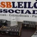 LOTE 267 - 01 PROJETOR MARCA OPTOMA 01 MESA DE SOM CMX04 MARCA LIVESON E 01 MIXER DE ÁUDIO DM-200 MARCA CHORUS. (NO ESTADO) ATENÇÃO! FAZER A VISITAÇÃO ANTES DE ARREMATAR, NÃO SABEMOS SE FUNCIONA. LEILÃO NÃO TEM GARANTIA E NEM DEVOLUÇÃO, SUJEITO A POSSÍVEIS AVARIAS VISÍVEIS/OCULTAS E/OU AUSÊNCIA DE COMPONENTES.
