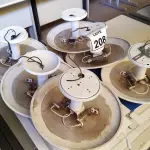 LOTE 208 - 01 LOTE COM VÁRIAS LUMINÁRIAS DE EMBUTIR MODELOS DIVERSOS. (NO ESTADO) ATENÇÃO! FAZER A VISITAÇÃO ANTES DE ARREMATAR, NÃO SABEMOS SE FUNCIONA, LEILÃO NÃO TEM GARANTIA E NEM DEVOLUÇÃO, SUJEITO A POSSÍVEIS AVARIAS VISÍVEIS/OCULTAS E/OU AUSÊNCIA DE COMPONENTES.