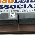 LOTE 221 - 02 CAIXAS REGISTRADORAS PARA RETIRADA DE PEÇAS. (NO ESTADO) ATENÇÃO! FAZER A VISITAÇÃO ANTES DE ARREMATAR, NÃO SABEMOS SE FUNCIONA. LEILÃO NÃO TEM GARANTIA E NEM DEVOLUÇÃO, SUJEITO A POSSÍVEIS AVARIAS VISÍVEIS/OCULTAS E/OU AUSÊNCIA DE COMPONENTES.