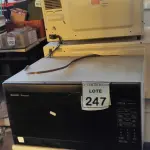 LOTE 247 - 03 MICRO-ONDAS, SENDO 02 COM PRATOS COM AVARIAS. (NO ESTADO) ATENÇÃO! FAZER A VISITAÇÃO ANTES DE ARREMATAR, NÃO SABEMOS SE FUNCIONA. LEILÃO NÃO TEM GARANTIA E NEM DEVOLUÇÃO, SUJEITO A POSSÍVEIS AVARIAS VISÍVEIS/OCULTAS E/OU AUSÊNCIA DE COMPONENTES.
